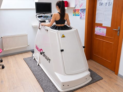 Klientka při cvičení v kabině VacuShape